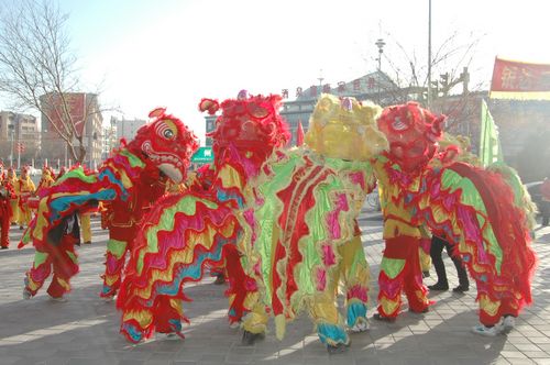 酒泉市2011年元宵节社火汇演期间，部分社火队来公司拜年