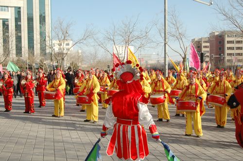 酒泉市2011年元宵节社火汇演期间，部分社火队来公司拜年