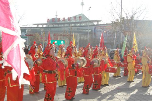 酒泉市2011年元宵节社火汇演期间，部分社火队来公司拜年